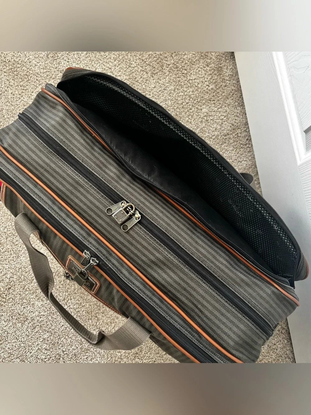 Elegant VTG Ricardo Beverly Hills Carry-on Weekender Travel Bag Gray/Tan